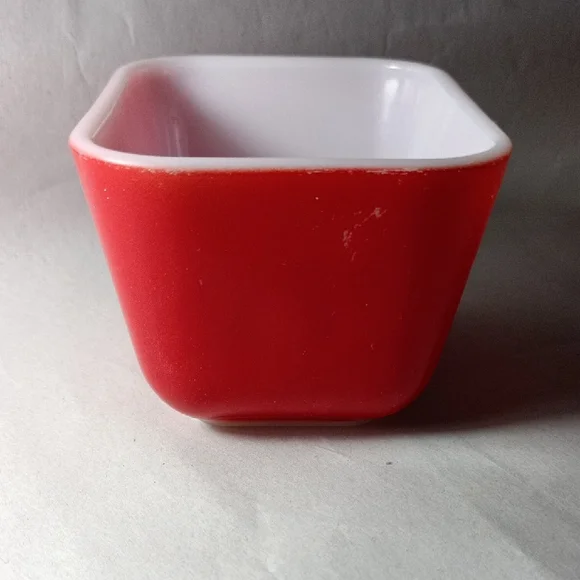 Vintage (1940's) Pyrex Small Casserole Dish No Lid - Picture 4 of 6